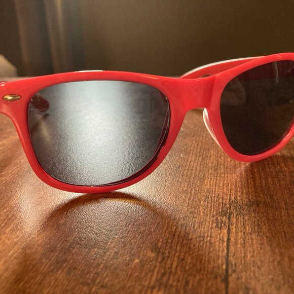 NWOT Unbranded Women's Pink Wayfarer Style Sunglasses - Picture 2 of 6